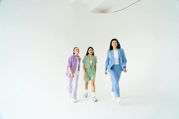 Sublimez votre silhouette : les secrets des tops à encolure carrée pour un style irrésistible !